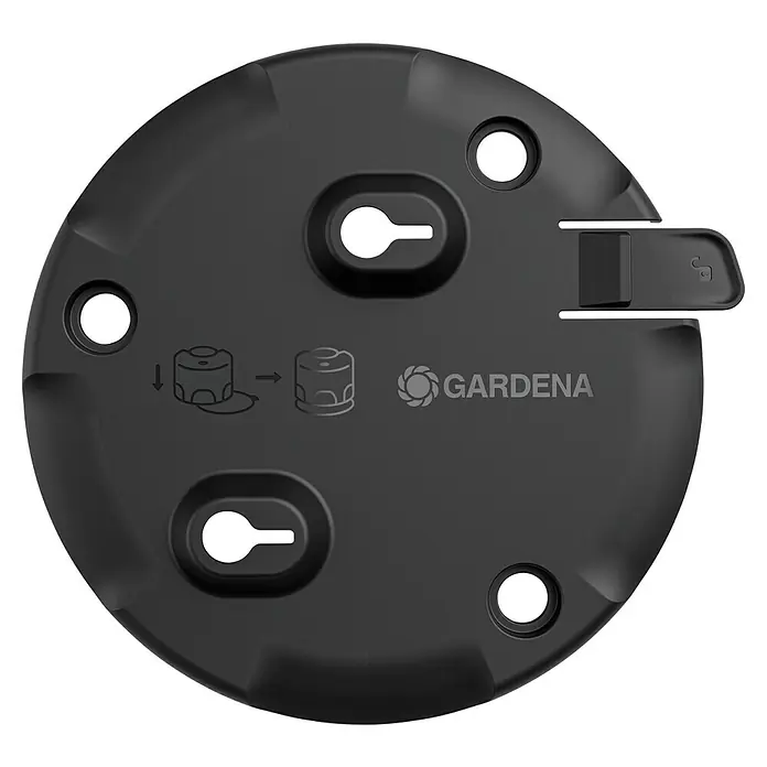 Gardena Montageplatte oberirdisch - Passend für: Gardena Bewässerungssystem AquaPrecise - Eine Nahaufnahme der Unterseite eines schwarzen Gardena-Bewässerungsgeräts mit Befestigungslöchern und Bedienungsanleitung.
