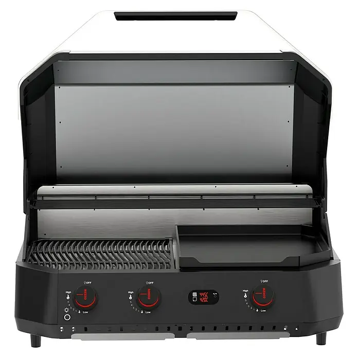 Cozze Gasgrill G 800 Combo - Grillfläche (B x T): 81,5 x 42 cm, 9,5 kW, Anzahl Brenner: 3 Stk. - Nahaufnahme eines Cozze Gasgrills mit offener Haube, der seine Grillfläche und Bedienelemente zeigt.
