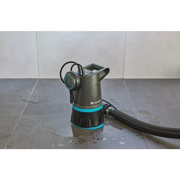 Gardena Schmutzwasserpumpe + Klarwasser 20000 Basic - 550 W, Max. Fördermenge: 20.000 l/h, Eintauchtiefe: 7 m - Gardena Schmutzwasser-Tauchpumpe mit blauem Akzent, perfekt für Gartenbewässerung und Entwässerung. Robust und effizient.