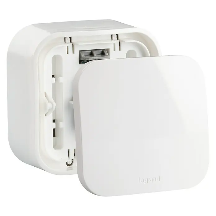 Legrand Forix Pulsador - Blanco, Montaje en superficie, 6 A - Primer plano de un enchufe Legrand, que muestra una combinación de funcionalidad y diseño moderno en blanco.