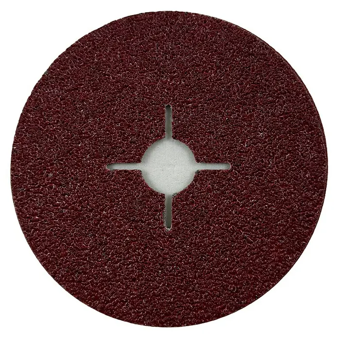 Craftomat Fiberscheiben - Durchmesser: 125 mm, Körnung: 24, 5 Stk. - Nahaufnahme einer roten Schleifscheibe mit einem zentralen Loch und vier Schlitzen auf schwarzem Hintergrund.