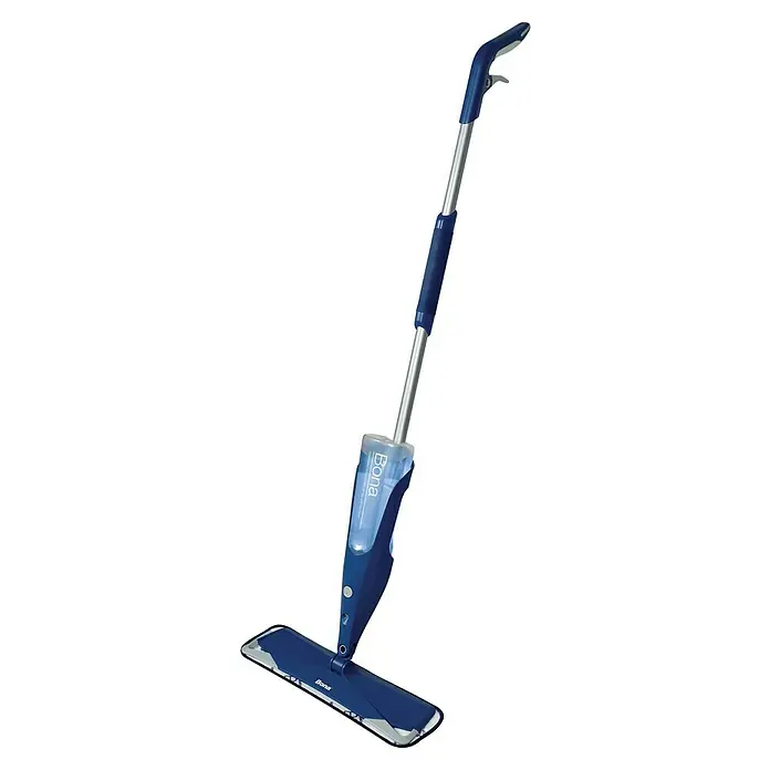 Bona Spray Mop Premium für Holzfußböden - Mikrofaser, 1 x Bona Spray Mop, 1 x Bona Spray Mop Refiller (Kartusche), 1 x Bona Mikrofaser-Reinigungspad - Ein blauer Bona Spray Mop ist auf dem Bild zu sehen. Der Mopp hat einen blauen Griff und einen silbernen Stiel. Ideal für die Reinigung von Hartböden.