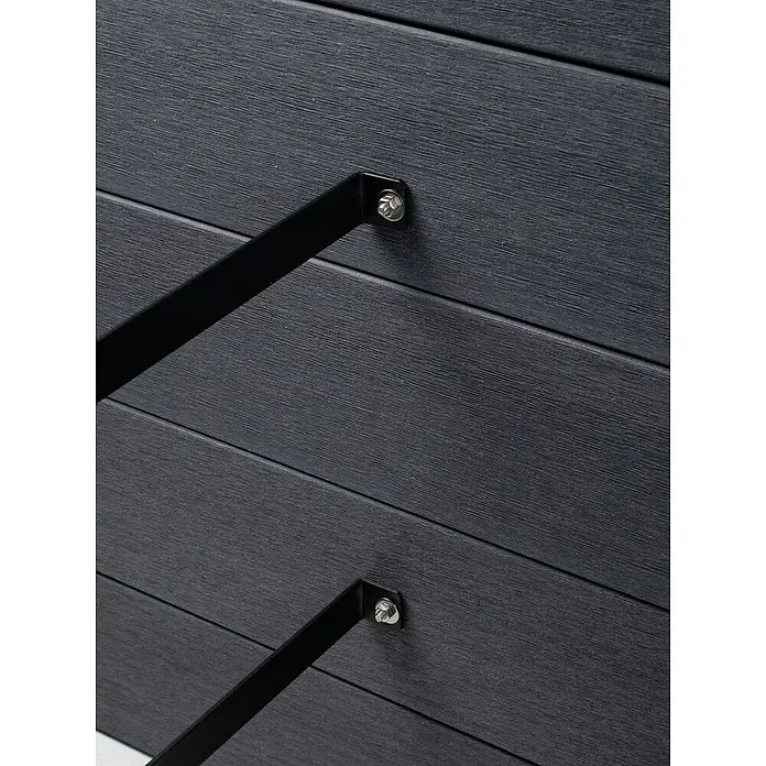 Hochbeet WPC - 160 x 75 x 70 cm, Verbundwerkstoff, Anthrazit - Nahaufnahme einer grauen Holzfassade mit schwarzen Metallstützen, die mit silbernen Schrauben befestigt sind.