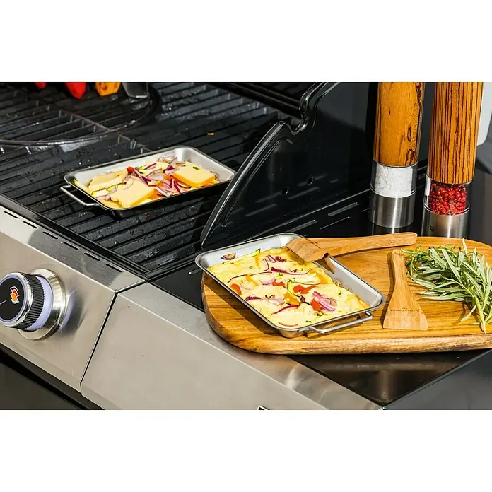 Kingstone Pfannen-Set - 4 -tlg. - Eine Grillszene mit vorbereiteten Speisen in Metallschalen, umgeben von Gewürzen und Kräutern, bereit zum Genießen.
