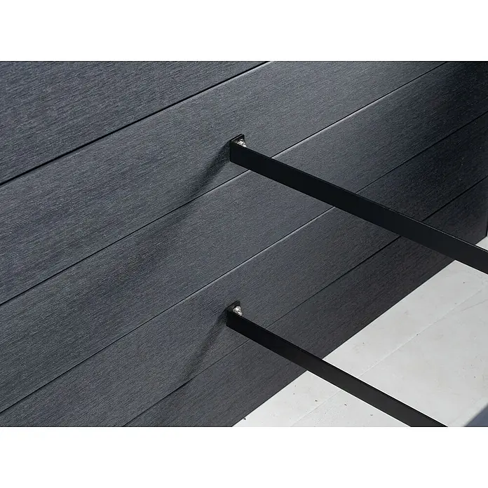 Hochbeet WPC - 160 x 75 x 70 cm, Verbundwerkstoff, Anthrazit - Detailaufnahme einer Fassade mit dunklen Holzpaneelen und schwarzen Metallstützen, die eine moderne und robuste Bauweise zeigen.