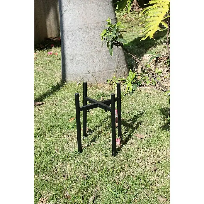 Blumentopfhalter - Breite: 22 mm - Schwarzer Metall-Pflanzenständer auf Rasen vor einem Baumstamm. Der Ständer ist leer und bereit, eine Pflanze zu tragen.