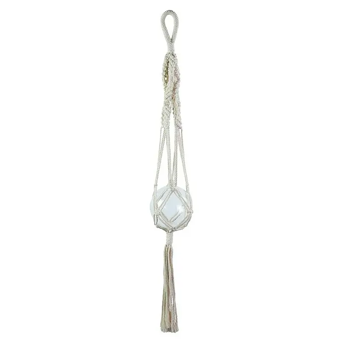 Blumenampel Makramee - Ø x H: 4 x 105 cm, Beige - Makramee-Pflanzenhänger mit kompliziertem Knotenmuster, der eine weiße Kugel umschließt und mit dekorativen Fransen für einen stilvollen Touch versehen ist.