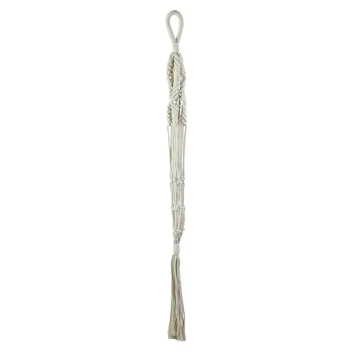 Blumenampel Makramee - Ø x H: 4 x 105 cm, Beige - Nahaufnahme eines elfenbeinfarbenen Makramee-Pflanzenhängers mit einer Schlaufe zum Aufhängen. Seine Textur besteht aus gedrehten Baumwollschnüren.