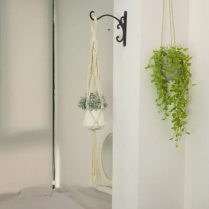 Blumenampel Makramee - Ø x H: 4 x 105 cm, Beige - Nahaufnahme eines Makramee-Pflanzenaufhängers mit einem Topf mit Eukalyptus und eines grünen, hängenden Topfes, die eine entspannende Atmosphäre schaffen.