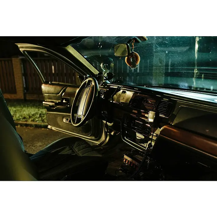 HG Quita insectos y suciedad - 500 ml - Interior de un coche clásico con un volante llamativo, un tablero detallado y un encanto nostálgico.