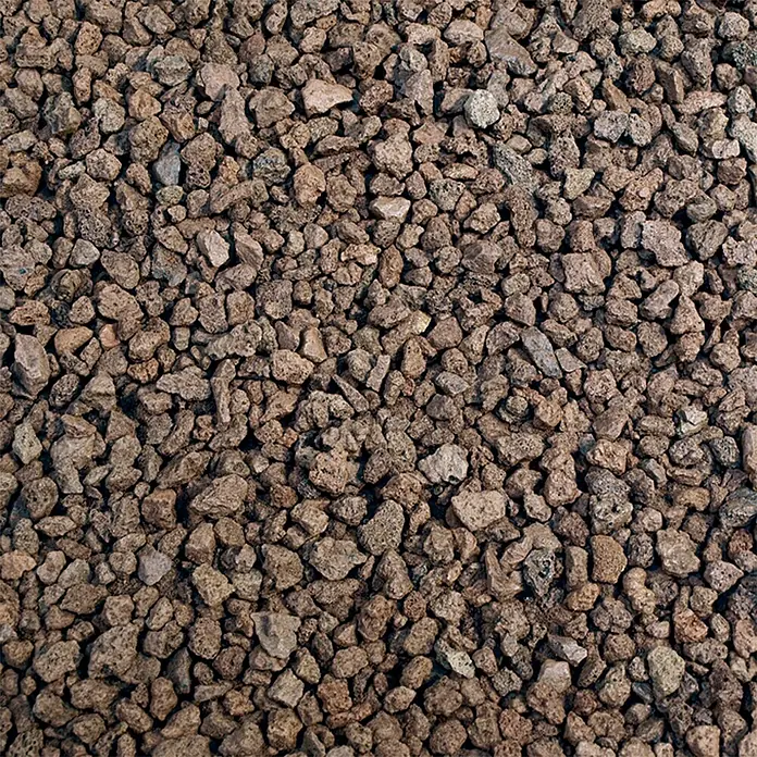 Hamann Mercatus LavamulchRot, Körnung: 16 mm - 32 mm, 20 l - Detailaufnahme von Bimsstein, einem leichten, porösen Vulkangestein in erdigen Farbtönen, ideal für Gartenbau und Drainage.