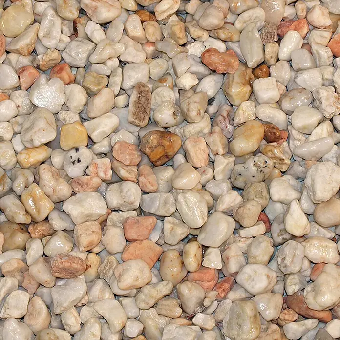 Hamann Mercatus Quarzkiesel TaunusHell, Körnung: 8 mm - 16 mm, 25 kg - Nahaufnahme von getrommeltem Zierkies in verschiedenen Beige- und Rosatönen, ideal für dekorative Zwecke im Garten- und Landschaftsbau.