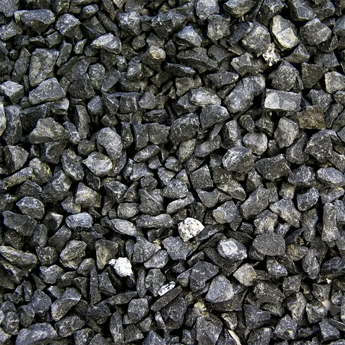 Hamann Mercatus Basaltsplitt - Anthrazit, Körnung: 8 mm - 11 mm, 1.000 kg - Nahaufnahme von dunklem Schotter. Die Steine sind kantig und haben verschiedene Grautöne, die ein natürliches Aussehen erzeugen.