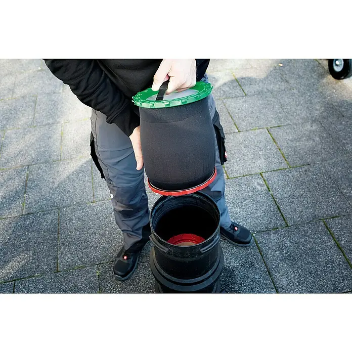 Unger HydroPower Ultra Ersatzfilter Harz Pack - Passend für: Unger HydroPower ULTRA Reinigungs-Set DI Einsteigerset ALU - Eine Person setzt einen schwarzen Filtersack mit grünem und rotem Rand in einen schwarzen Behälter. Der Sack dient zur Wasserreinigung.