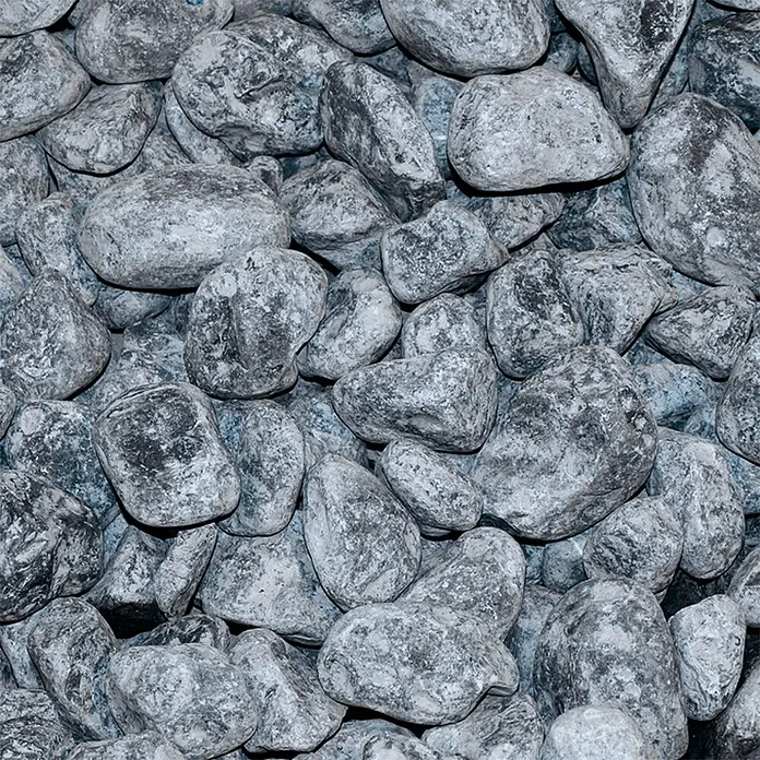 Hamann Mercatus Marmorkiesel - Nero Ebano, Körnung: 15 mm - 25 mm, 25 kg - Eine Nahaufnahme von vielen grauen Flusskieseln. Die Steine sind unterschiedlich groß und haben eine raue Textur.