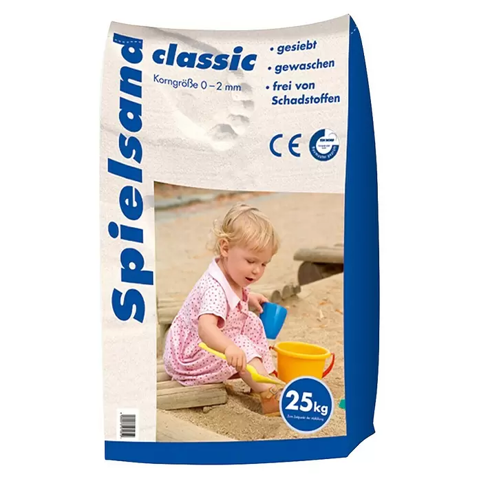 Hamann Mercatus Kinderspielsand Classic - 25 kg, Körnung: 0 mm - 2 mm - 25kg Sack 'Spielsand classic' (Spielsand), 0-2mm Körnung, gesiebt, gewaschen, schadstofffrei, mit spielendem Kind im Sand.