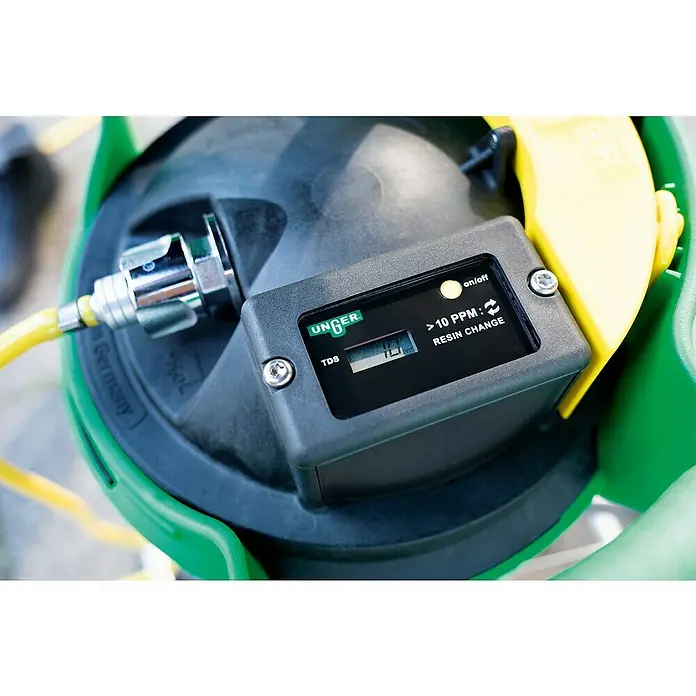Unger HydroPower Ultra Reinigungs-Set DI Einsteigerset Alu - 6 -tlg. - Nahaufnahme eines UNGER TDS-Messgeräts, das den Reinheitsgrad des Wassers anzeigt, mit "Resin Change"-Hinweis.