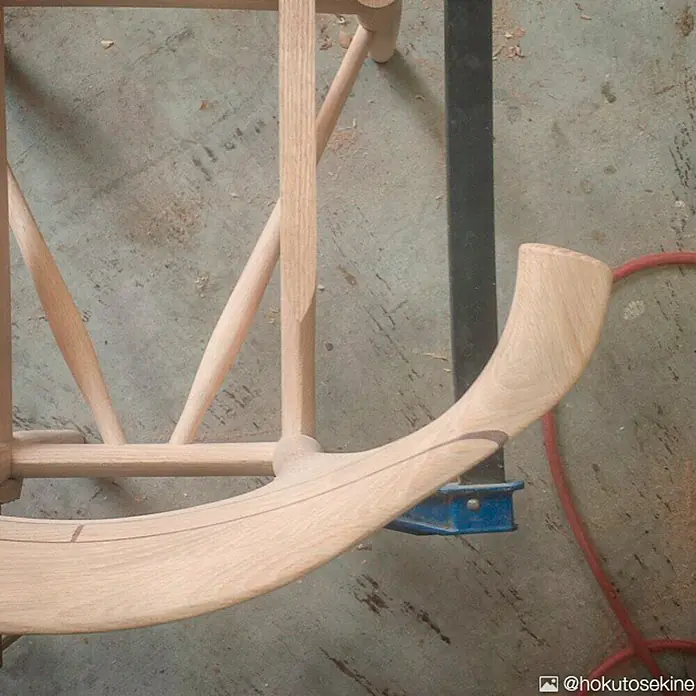 Piher Sargento E-30 - Anchura de sujeción: 300 mm, Fuerza de tensión: 9.000 N, Apertura máxima: 85 mm - Primer plano de una silla de madera artesanal, destacando su fina elaboración y material natural. Ideal para diseños de interiores elegantes.