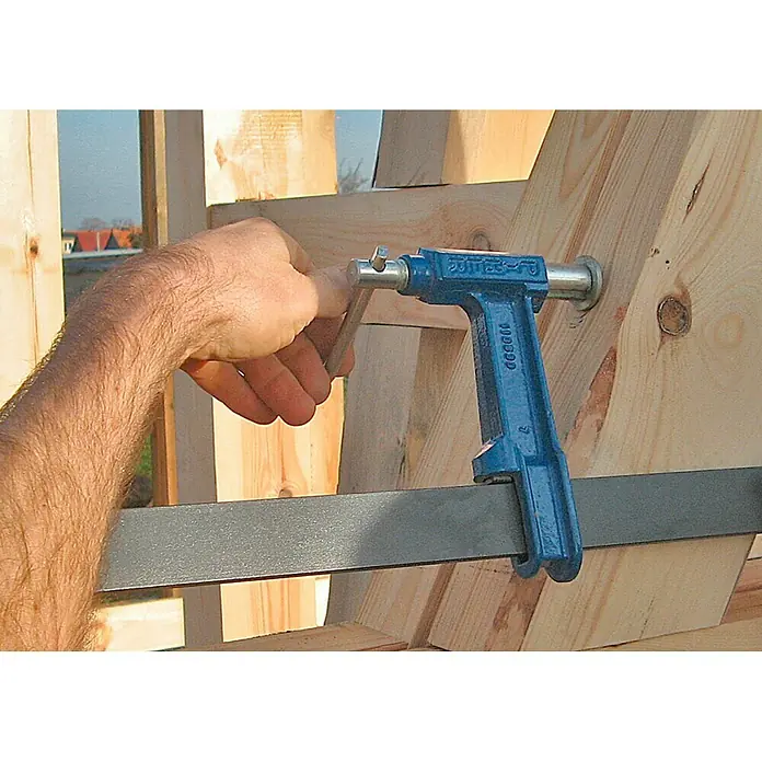 Piher Sargento R-40 - Anchura de sujeción: 400 mm, Fuerza de tensión: 1.000 N, Apertura máxima: 150 mm - Primer plano de una abrazadera azul WECO unida a un marco de madera, operada por una mano para mayor estabilidad.