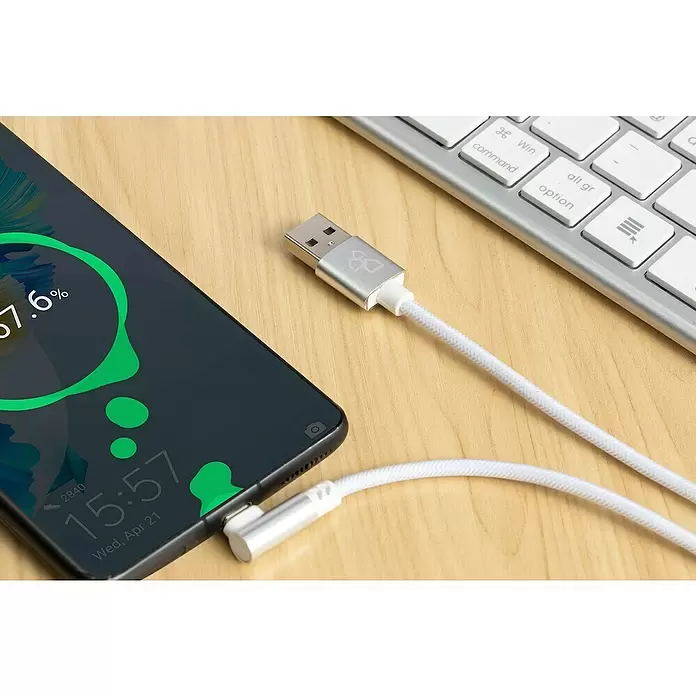 BAUHAUS USB-Kabel Winkel - Weiß, 1 m, USB A-Stecker, Lightning-Stecker - Weißes geflochtenes USB-Ladekabel mit silbernen Anschlüssen, an ein Smartphone angeschlossen, das 57,6 % Ladung anzeigt, neben einer Tastatur.