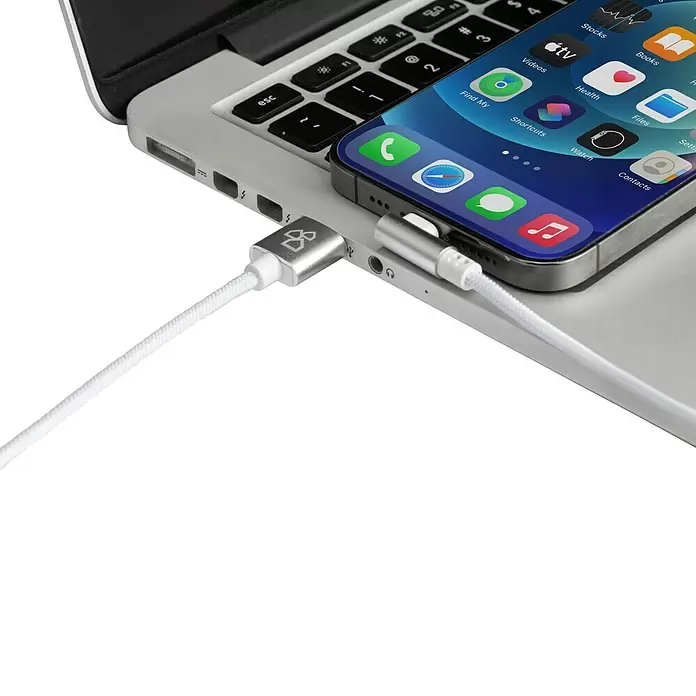 BAUHAUS USB-Kabel Winkel - Weiß, 1 m, USB A-Stecker, Lightning-Stecker - Weißes geflochtenes Kabel und Adapter verbinden Smartphone mit Laptop-Audiobuchse, ein weiteres Kabel ist in den USB-Anschluss des Laptops gesteckt.