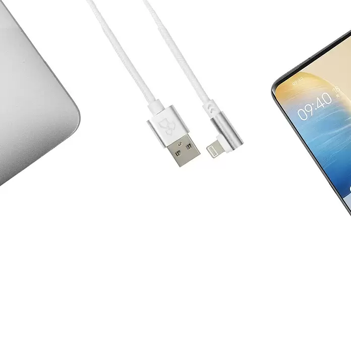 BAUHAUS USB-Kabel Winkel - Weiß, 1 m, USB A-Stecker, Lightning-Stecker - Weißes geflochtenes USB-auf-Lightning-Kabel mit silbernen Anschlüssen, neben einem Laptop und Smartphone gezeigt.