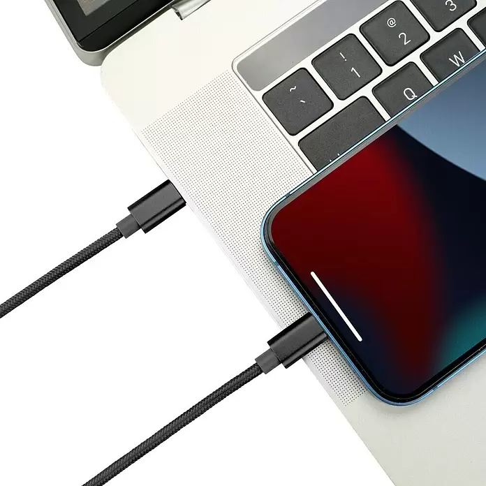 BAUHAUS USB-Ladekabel - 3 m, USB C-Stecker, Schwarz - Geflochtenes schwarzes Ladekabel verbindet einen silbernen Laptop und ein blaues Smartphone. Das Telefon lädt.