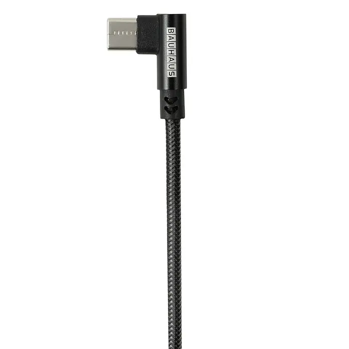 BAUHAUS USB-Ladekabel Winkel - Schwarz, 1 m, USB A-Stecker, USB C-Stecker - Nahaufnahme eines Bauhaus USB-C Kabels mit rechtwinkligem Stecker und geflochtenem Kabelmantel auf schwarzem Hintergrund.