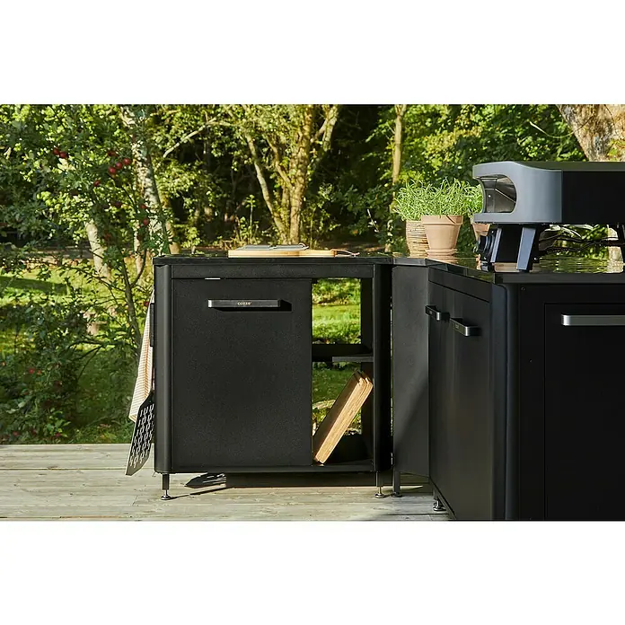 Cozze Outdoorküchen-Modul - Schwarz, B x T x H: 93,5 x 67 x 90 cm - Nahaufnahme einer schwarzen Cozze-Outdoor-Küche mit praktischem Schrankraum und einer Arbeitsplatte für kulinarische Vorbereitungen.