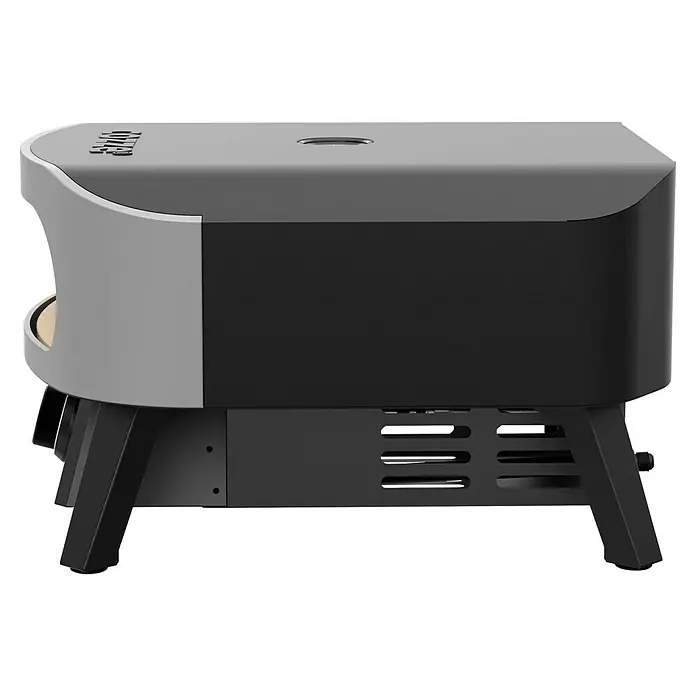 Cozze Pizzaofen Classic 13 - Grillfläche (B x T): 34 x 34 cm, 6 kW - Seitenansicht eines schwarzen und grauen Pizzaofens auf einem Tisch, der sich perfekt zum Pizzabacken im Freien eignet.