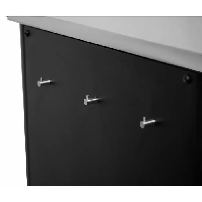 Cozze Outdoorküchen-Modul - Schwarz, B x T x H: 93,5 x 67 x 90 cm - Nahaufnahme einer schwarzen Kommode mit drei silbernen Haken an der Seite zur Aufbewahrung von Gegenständen.