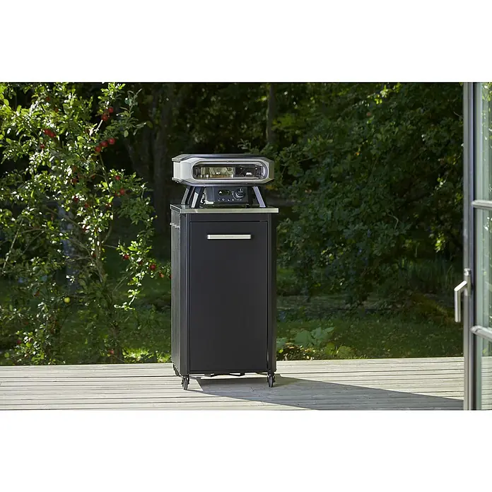Cozze Pizzaofen Elektro Premium 17" - Grillfläche (B x T): 42,5 x 42,5 cm, 2,2 kW - Outdoor-Szene mit einem tragbaren Pizzaofen auf einem Unterschrank mit Rollen, ideal für kulinarische Erlebnisse im Freien.