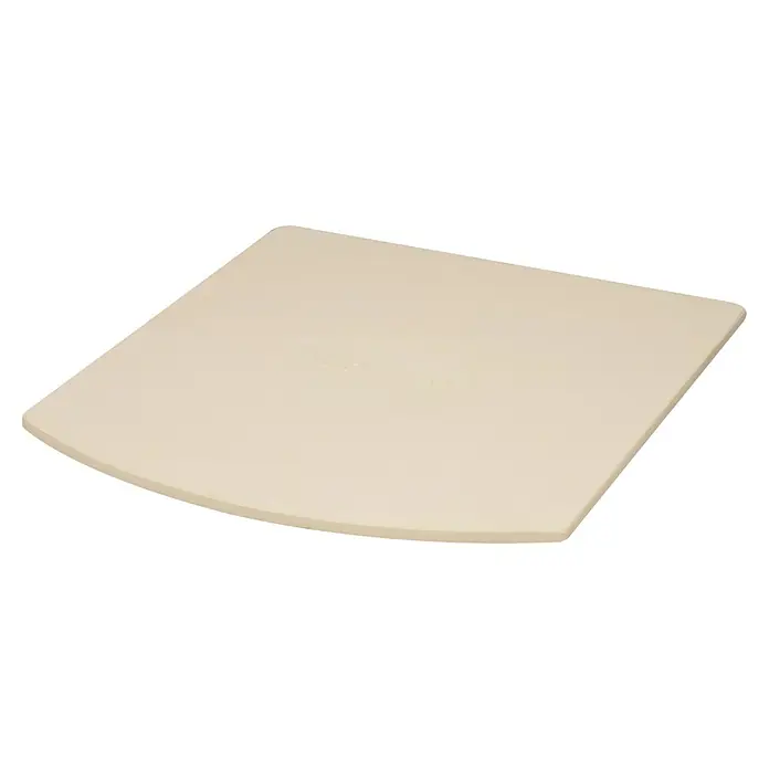 Cozze Piedra para pizzas - L x An: 42,5 x 42,5 cm, Específico para: Horno para pizza Cozze 17'' Classic - Primer plano de una piedra para pizza beige en cuarto de círculo sobre un fondo negro, perfecta para hornear pizzas caseras crujientes.