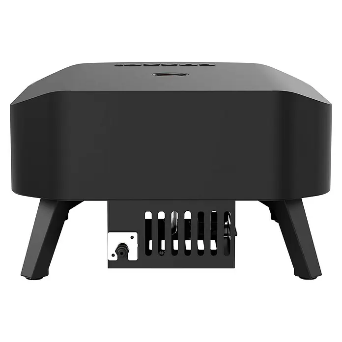 Cozze Pizzaofen Classic 13 - Grillfläche (B x T): 34 x 34 cm, 6 kW - Hier ist ein schwarzer Gozney Dome Gasofen mit schlanken Beinen und einem Lüftungsgitter für eine optimale Leistung.