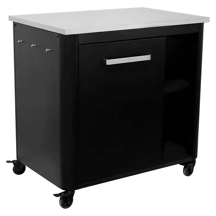 Cozze Outdoorküchen-Modul - Schwarz, B x T x H: 93,5 x 67 x 90 cm - Produktansicht eines schwarzen Küchenwagens mit einer weißen Arbeitsplatte und einem Schrank mit Griff. Der Wagen hat Rollen und Haken.
