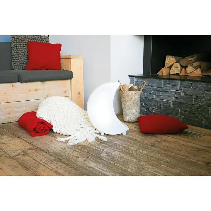 8 Seasons Design Shining Dekoleuchte Moon Mini - 9 W, Weiß, L x B x H: 10 x 29 x 41 cm - Einrichtungsszene mit einer leuchtenden Halbmondlampe, die ein sanftes Licht verbreitet und eine gemütliche Atmosphäre im Raum erzeugt.