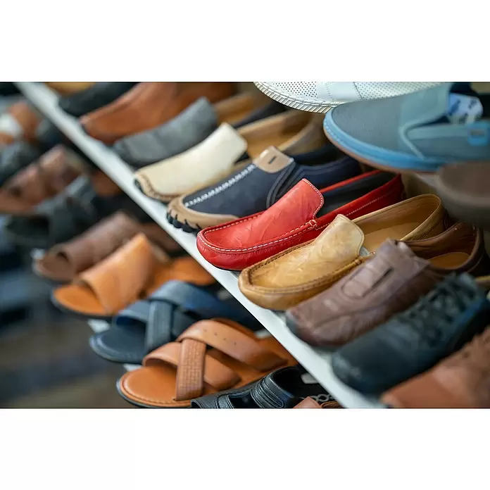 Zapatero Basic - L x An x Al: 36 x 55 x 108 cm, Blanco - Muchos zapatos coloridos de cuero y tela, incluyendo mocasines y sandalias, cuidadosamente expuestos en estantes blancos de una tienda.