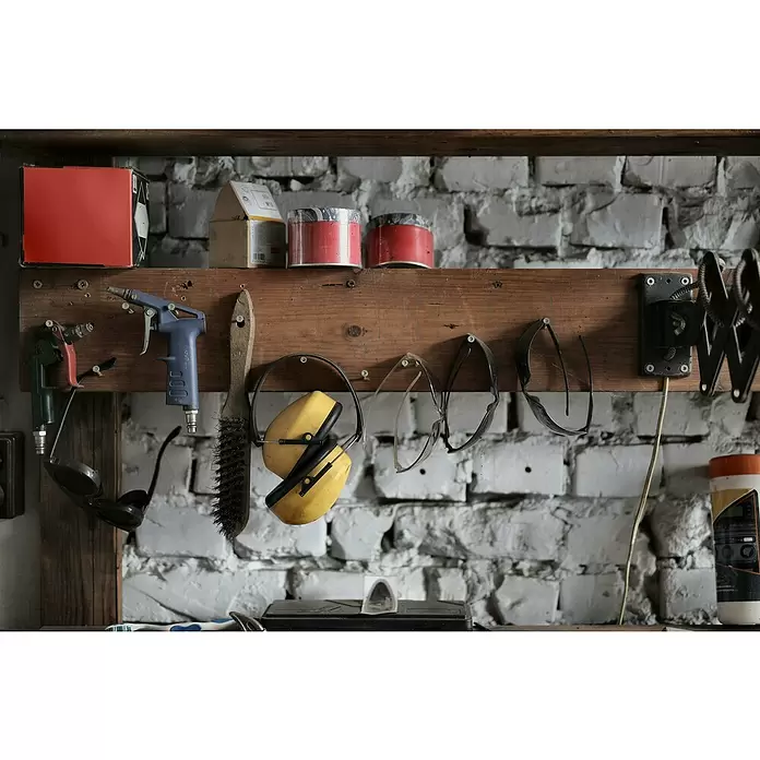 Caja de almacenaje y transporte - L x An x Al: 100 x 55 x 40 cm, Rojo - Estante de taller con orejeras amarillas, varias gafas de seguridad, dos pistolas de aire y un cepillo de alambre colgados.