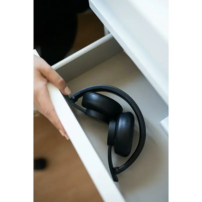 Cajonera montada - L x An x Al: 45 x 50 x 72 cm, Blanco, Número de cajones: 4 ud. - Auriculares negros plegados en un cajón blanco, listos para su próximo uso. Almacenados de forma compacta y elegante.