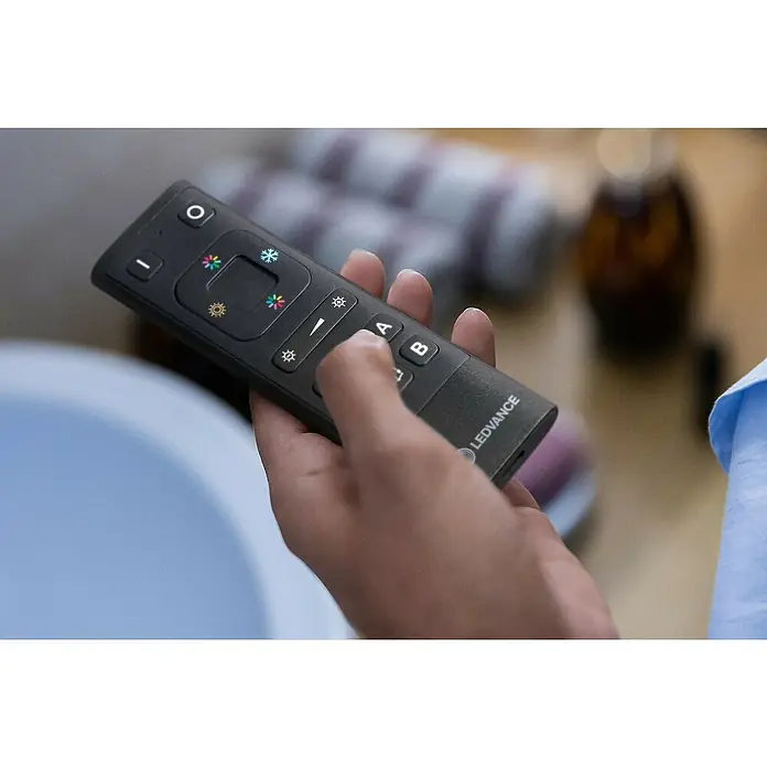 Ledvance Smart+ WiFi Fernbedienung Remote Control USB-C - Schwarz - LEDVANCE Fernbedienung für smarte Lichtsteuerung in der Hand gehalten. Bequeme Anpassung der Beleuchtung.