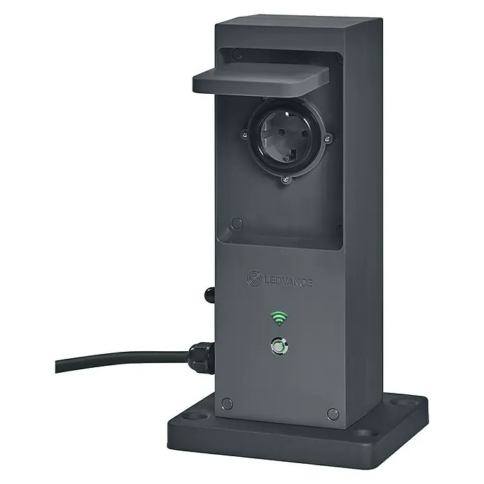 Ledvance Smart+ WiFi Energiesäule mit integriertem WLAN-Repeater und zwei smarten Steckdosen - Anthrazit - Nahaufnahme einer LEDVANCE-Außensteckdose mit Deckel, die für den Außenbereich geeignet ist und über eine WLAN-Funktion verfügt.