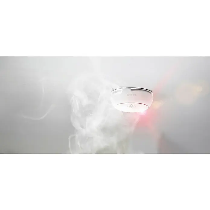 Osram Rauchwarnmelder Smoke Detector - Durchmesser: 8,6 cm, Batterielaufzeit: 5 Jahre, Alarmsignal: 85 dB, 1 Stk. - Der LEDVANCE Rauchmelder an der Decke, umgeben von Rauch, bietet zuverlässigen Schutz. Ein unverzichtbares Gerät für die Sicherheit im Haus.