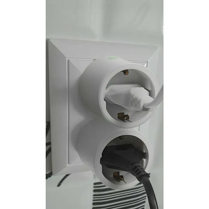 Ledvance Smart+ Smart-Steckdose matter - Innen, IP20, Weiß, 10 A, 1 Stk. - Steckdose mit zwei runden Steckplätzen, in denen jeweils ein Stromkabel steckt.