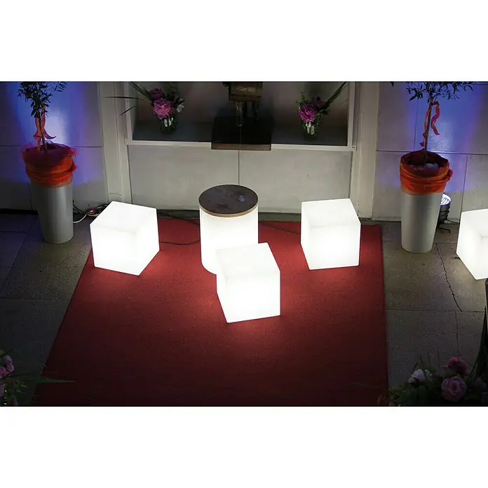 8 Seasons Design Shining LED-Dekoleuchte Cube - 6 W, Weiß, L x B x H: 33 x 33 x 33 cm - Leuchtende Würfel und Zylinder als moderne Sitzgelegenheiten und Tische auf einem roten Teppich, ideal für Events.