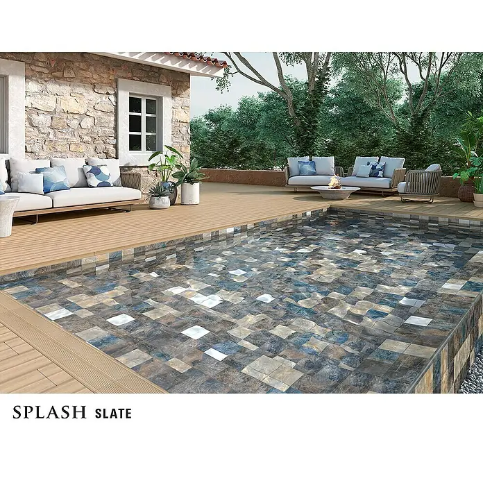 Decocer by Cinca Feinsteinzeugfliese Splash - 15 x 15 cm, Mix, Matt - Pool mit SPLASH SLATE Fliesen, umgeben von einer Holzterrasse und Gartenmöbeln. Die Fliesen verleihen dem Pool einen eleganten und modernen Look.