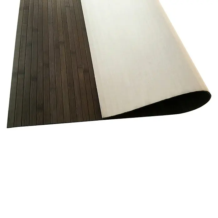 Alfombra de bambú Cool - Gris, 150 x 80 cm - Aquí hay una esterilla enrollada con un lado de bambú oscuro y un lado de superficie clara, ideal para diversas aplicaciones.