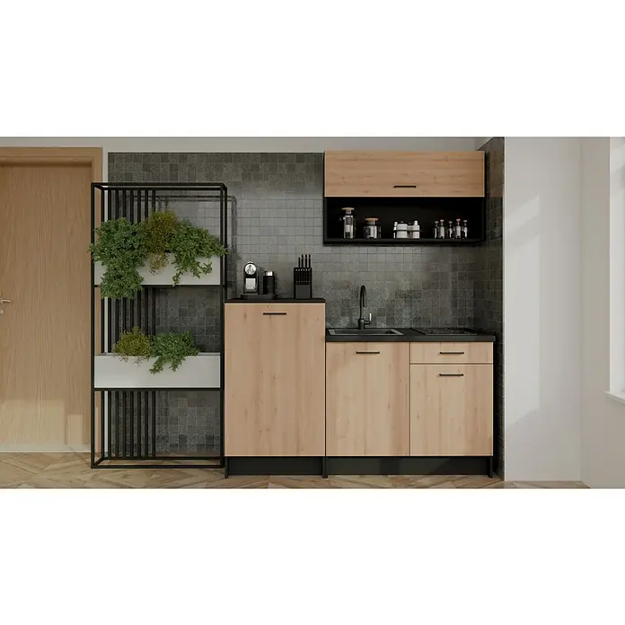 Stolarz-Lempert Küchenleerblock Smart II - Breite: 160 cm, Buche, Ohne Elektrogeräte - Eine moderne Küchenzeile mit hellen Holzfronten, schwarzen Akzenten und einem vertikalen Gartenregal mit üppigen Grünpflanzen.