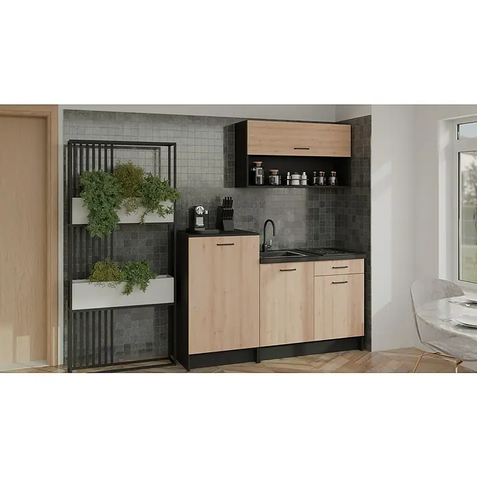 Stolarz-Lempert Küchenleerblock Smart II - Breite: 160 cm, Buche, Ohne Elektrogeräte - Eine kompakte Küchenzeile mit Schränken in Holzoptik, schwarzem Rahmen und einem Regal mit Pflanzen für eine moderne Atmosphäre.