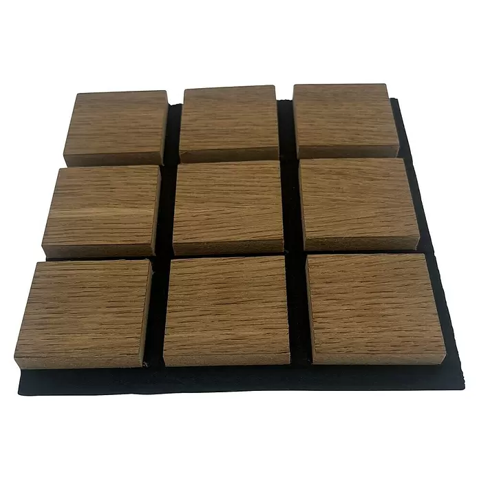 acous Akustikpaneelmuster Blockbuster - 150 x 150 x 10,3 mm, Eiche Rustikal - Neun hellbraune, quadratische Akustikpaneele aus Holz, in einem 3x3-Raster auf schwarzem Filz angeordnet.