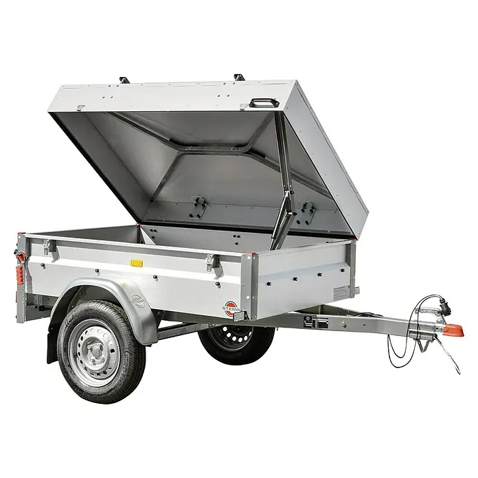 Stema Anhänger Basic 550 mit Metalldeckel - Nutzlast: 396 kg, Einachser, Kasteninnenmaß: 154 x 108 x 33 cm, Ungebremst - Ein offener Anhänger mit hochgeklapptem Deckel, ideal für Lasten. Der Anhänger ist grau und hat eine einzelne Achse mit einem Reserverad.